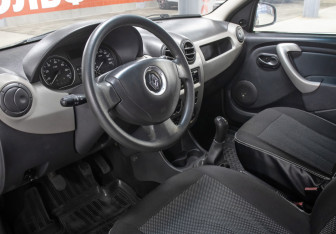 Подержанный автомобиль Renault Logan Sedan 2011 года (16 фото)