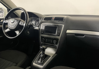 Подержанный автомобиль Skoda Octavia Liftback 2011 года (12 фото)