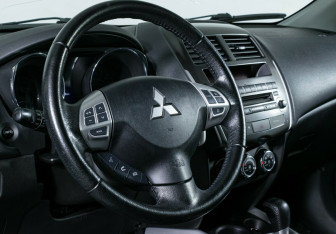 Подержанный автомобиль Mitsubishi ASX 2012 года (8 фото)