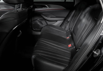 Подержанный автомобиль Hongqi H5 2023 года (10 фото)