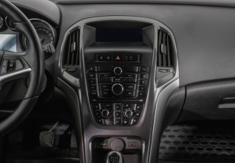 Подержанный автомобиль Opel Astra Hatchback 2011 года (14 фото)