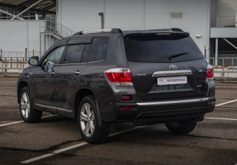 Подержанный автомобиль Toyota Highlander 2011 года (7 фото)