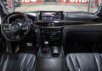 Подержанный автомобиль Lexus LX 2017 года (14 фото)