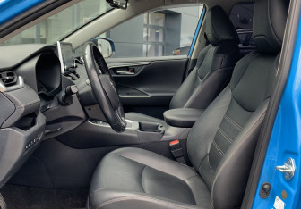 Подержанный автомобиль Toyota RAV4 2020 года (15 фото)