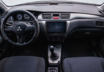 Подержанный автомобиль Mitsubishi Lancer Wagon 2006 года (13 фото)