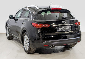 Подержанный автомобиль Infiniti QX70 2014 года (7 фото)