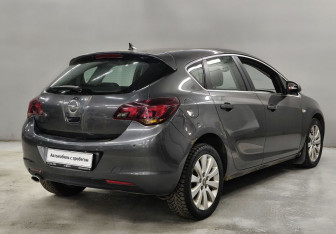 Подержанный автомобиль Opel Astra Hatchback 2011 года (5 фото)