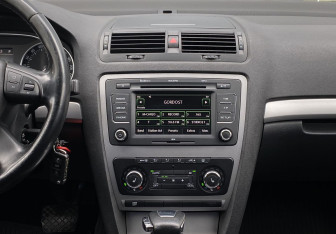 Подержанный автомобиль Skoda Octavia Liftback 2010 года (12 фото)