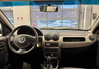 Подержанный автомобиль Renault Sandero 2011 года (12 фото)