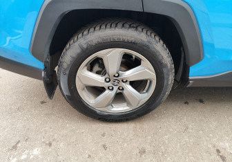 Подержанный автомобиль Toyota RAV4 2021 года (12 фото)