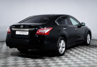 Подержанный автомобиль Nissan Teana 2015 года (5 фото)