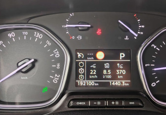 Подержанный автомобиль Peugeot Traveller 2019 года (18 фото)