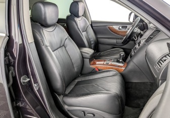 Подержанный автомобиль Infiniti QX70 2015 года (24 фото)