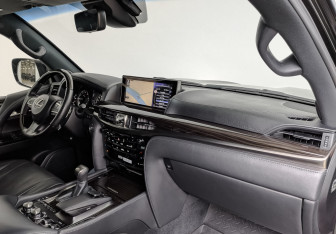 Подержанный автомобиль Lexus LX 2017 года (13 фото)
