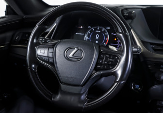 Подержанный автомобиль Lexus ES 2019 года (13 фото)