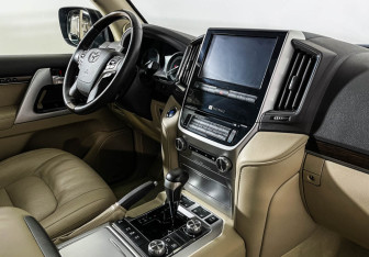 Подержанный автомобиль Toyota Land Cruiser Suv 2019 года (9 фото)