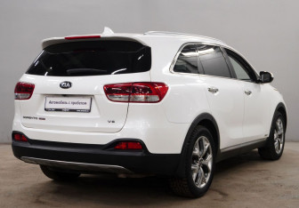 Подержанный автомобиль Kia Sorento 2016 года (8 фото)