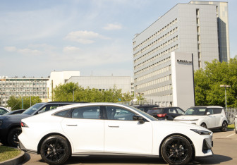 Подержанный автомобиль Changan UNI-V 2024 года (3 фото)