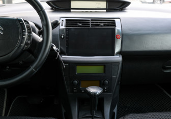 Подержанный автомобиль Citroen C4 Hatchback 2010 года (14 фото)