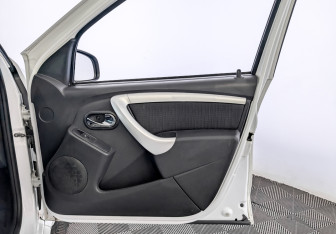 Подержанный автомобиль Nissan Terrano 2014 года (24 фото)