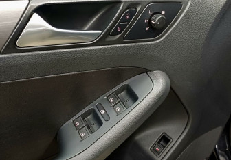 Подержанный автомобиль Volkswagen Jetta Sedan 2014 года (17 фото)