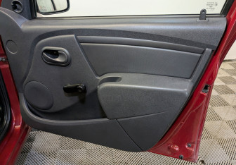 Подержанный автомобиль Renault Sandero 2013 года (22 фото)