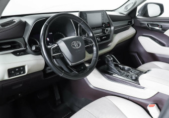 Подержанный автомобиль Toyota Highlander 2020 года (9 фото)