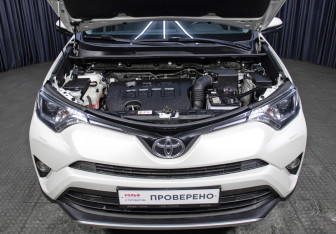 Подержанный автомобиль Toyota RAV4 2017 года (9 фото)