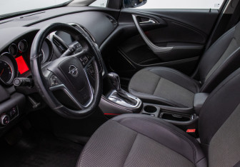 Подержанный автомобиль Opel Astra Hatchback 2011 года (10 фото)