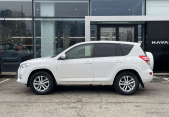 Подержанный автомобиль Toyota RAV4 2012 года (8 фото)