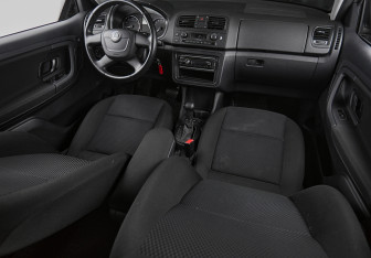 Подержанный автомобиль Skoda Fabia Hatchback 2011 года (17 фото)