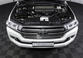 Подержанный автомобиль Toyota Land Cruiser Suv 2016 года (9 фото)