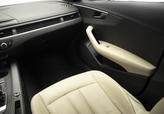 Подержанный автомобиль Audi A4 Sedan 2017 года (25 фото)