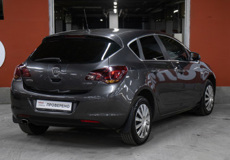 Подержанный автомобиль Opel Astra Hatchback 2011 года (5 фото)