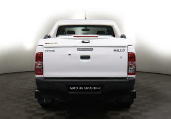 Подержанный автомобиль Toyota Hilux 2013 года (4 фото)