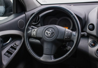 Подержанный автомобиль Toyota RAV4 2009 года (15 фото)