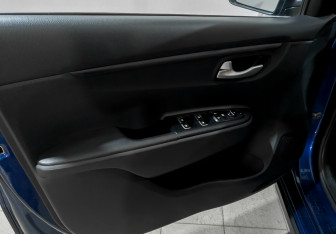 Подержанный автомобиль Kia Rio Hatchback 2021 года (17 фото)