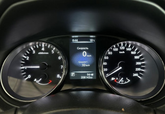 Подержанный автомобиль Nissan X-Trail 2016 года (13 фото)