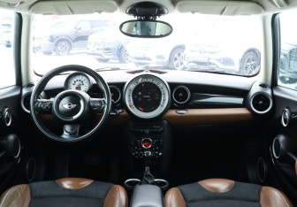 Подержанный автомобиль MINI Hatch 2010 года (12 фото)