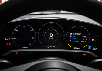 Подержанный автомобиль Porsche Taycan 2022 года (13 фото)