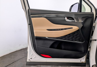 Подержанный автомобиль Hyundai Santa Fe 2022 года (19 фото)