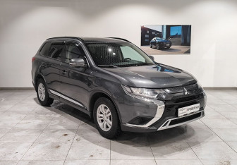 Подержанный автомобиль Mitsubishi Outlander 2022 года (3 фото)