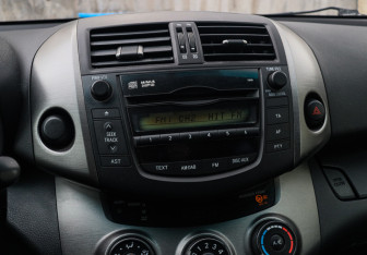 Подержанный автомобиль Toyota RAV4 2011 года (14 фото)