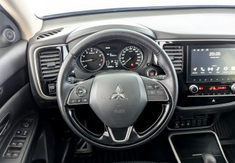 Подержанный автомобиль Mitsubishi Outlander 2021 года (22 фото)