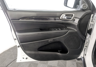 Подержанный автомобиль Jeep Grand Cherokee 2012 года (19 фото)