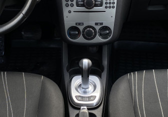 Подержанный автомобиль Opel Corsa 2009 года (12 фото)