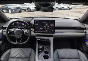 Подержанный автомобиль Zeekr 001 2023 года (17 фото)