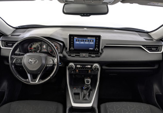 Подержанный автомобиль Toyota RAV4 2021 года (14 фото)