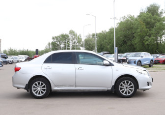 Подержанный автомобиль Toyota Corolla Sedan 2007 года (4 фото)