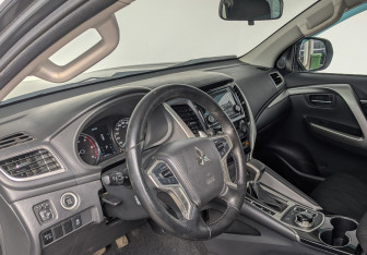 Подержанный автомобиль Mitsubishi Pajero Sport 2018 года (14 фото)